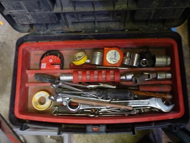 Gereedschapskist met materiaal - afbeelding 7 van  8