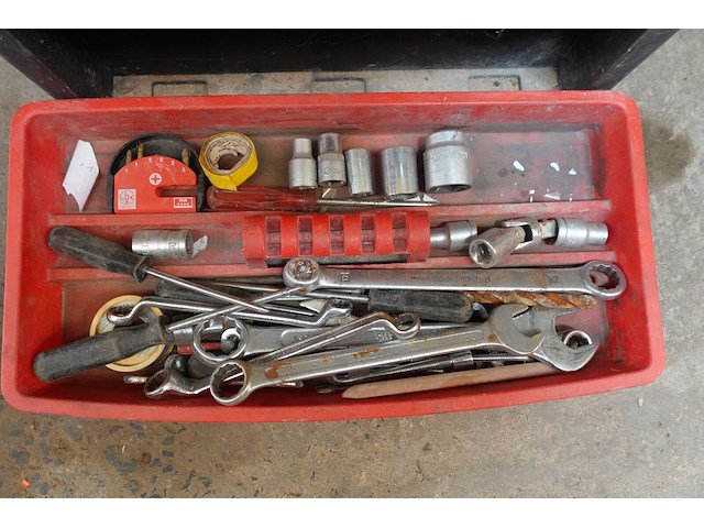 Gereedschapskist met materiaal - afbeelding 2 van  4