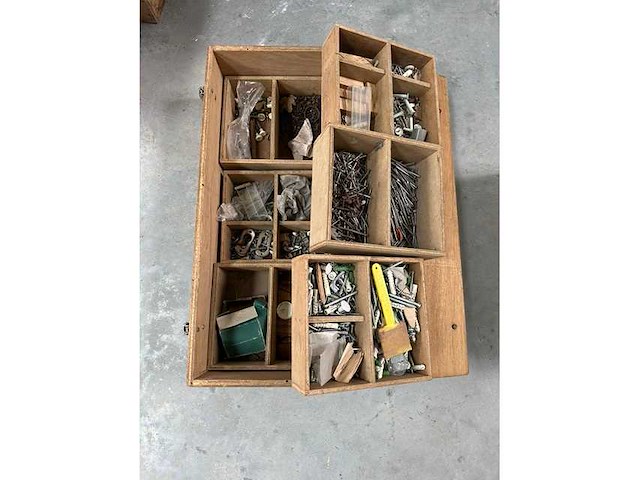 Gereedschapskisten hout - construction material - afbeelding 1 van  2