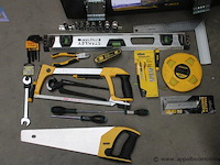 Gereedschapskoffer - stanley - fatmax set van rateldoppen - stanley metalen zaag - stanley - 300mm handzaag - stanley - 500mm waterpas - stanley set inbussleutels rolmaat - stanley schroevendraaierset - stanley - afbeelding 2 van  3
