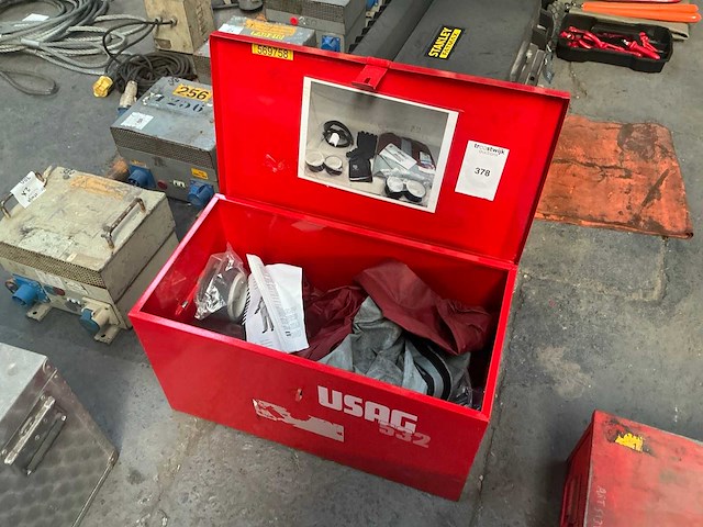 Gereedschapskoffer met chemisch beschermpak - afbeelding 1 van  5