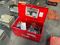 Gereedschapskoffer met chemisch beschermpak - afbeelding 1 van  5