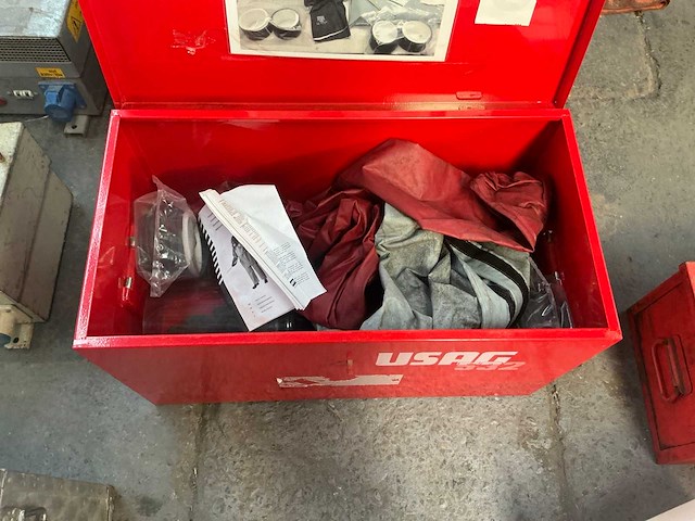 Gereedschapskoffer met chemisch beschermpak - afbeelding 2 van  5