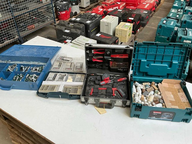 Gereedschapskoffer met inhoud (4x) - afbeelding 1 van  7