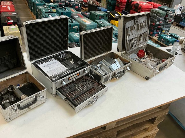 Gereedschapskoffer met inhoud (4x) - afbeelding 1 van  6