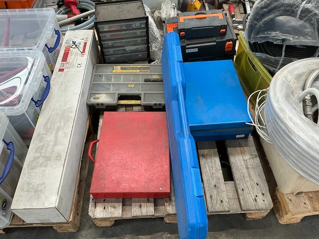 Gereedschapskoffer met inhoud (8x) - afbeelding 1 van  14