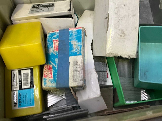 Gereedschapskoffer met kleine partij bevestigingsmaterialen - afbeelding 3 van  3