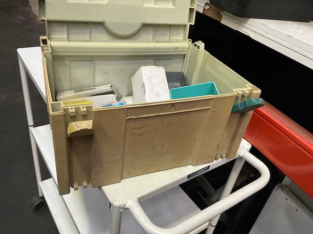 Gereedschapskoffer met kleine partij bevestigingsmaterialen - afbeelding 1 van  3