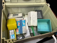 Gereedschapskoffer met kleine partij bevestigingsmaterialen - afbeelding 2 van  3