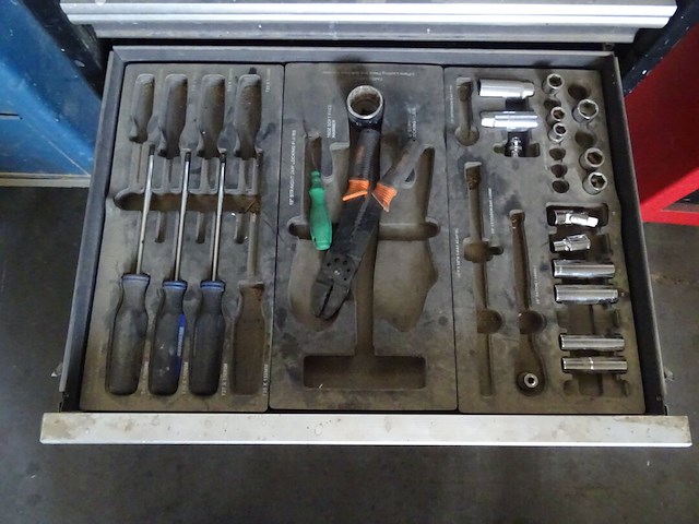 Gereedschapswagen + inhoud - afbeelding 7 van  9