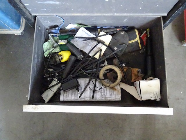 Gereedschapswagen + inhoud - afbeelding 9 van  9
