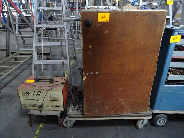 Gereedschapswagen + inhoud - afbeelding 1 van  11