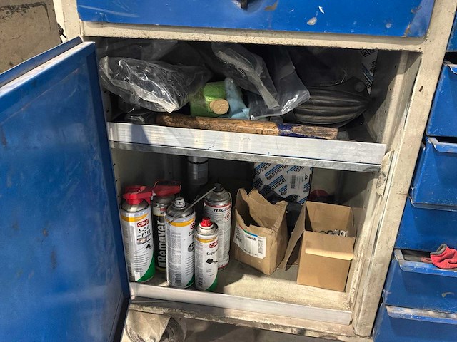 Gereedschapswagen met inhoud - afbeelding 3 van  11