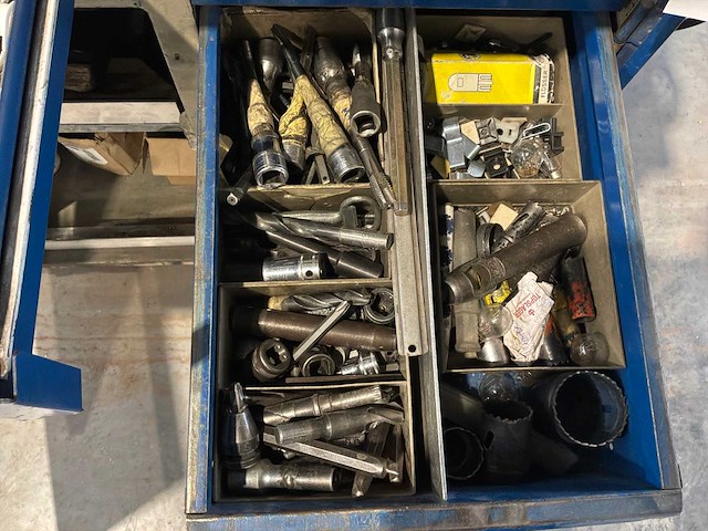 Gereedschapswagen met inhoud - afbeelding 10 van  11