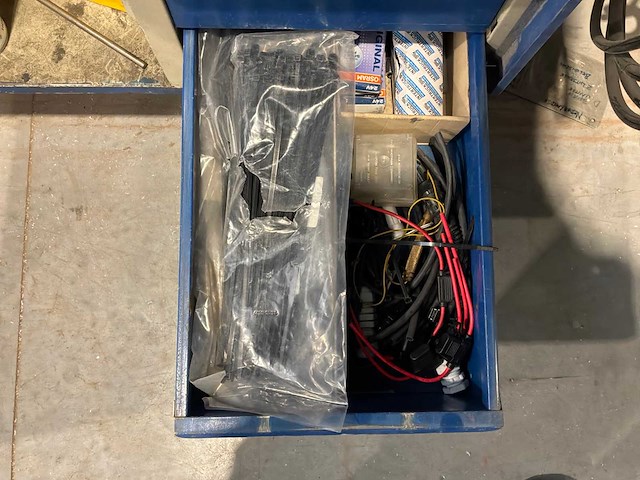 Gereedschapswagen met inhoud - afbeelding 2 van  11