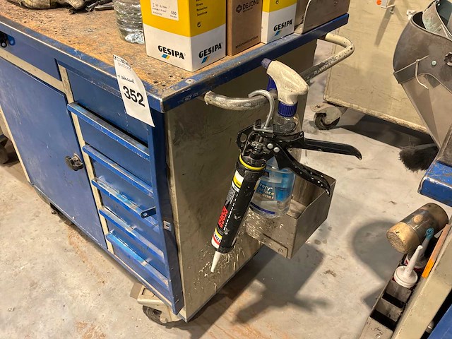 Gereedschapswagen met inhoud - afbeelding 3 van  11