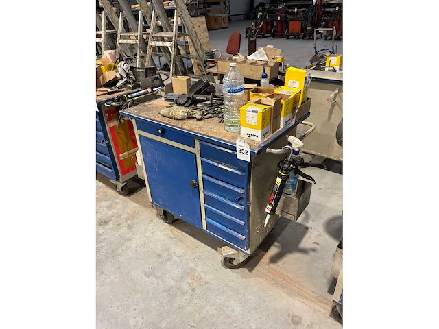 Gereedschapswagen met inhoud - afbeelding 1 van  11