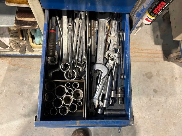 Gereedschapswagen met inhoud - afbeelding 9 van  11