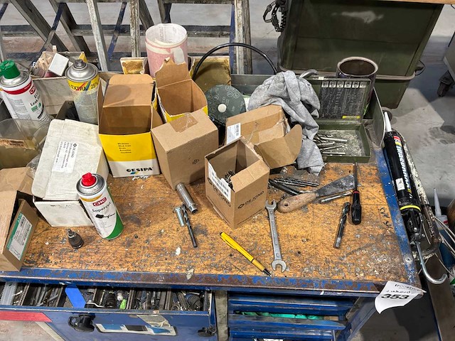 Gereedschapswagen met inhoud - afbeelding 3 van  10