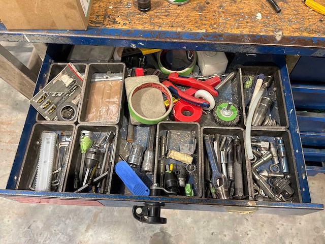 Gereedschapswagen met inhoud - afbeelding 4 van  10