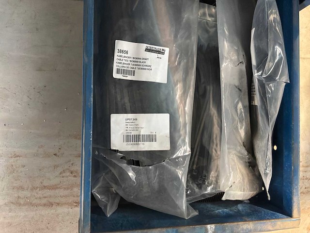 Gereedschapswagen met inhoud - afbeelding 2 van  11