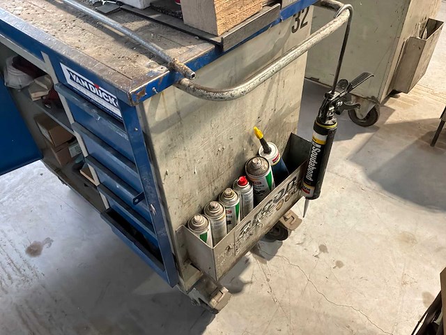 Gereedschapswagen met inhoud - afbeelding 3 van  11