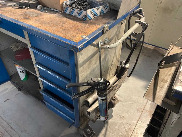 Gereedschapswagen met inhoud - afbeelding 3 van  11