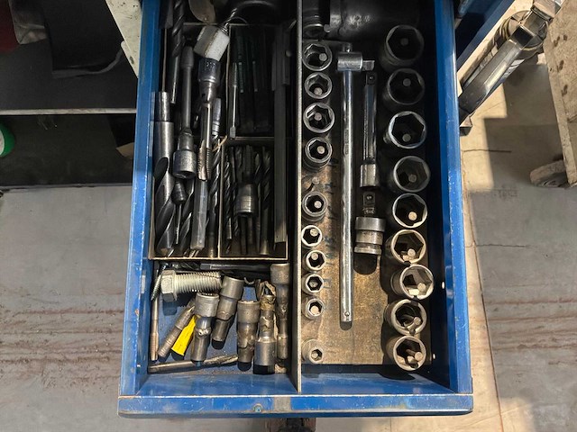 Gereedschapswagen met inhoud - afbeelding 9 van  11