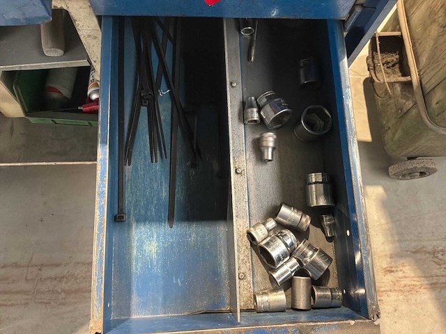 Gereedschapswagen met inhoud - afbeelding 6 van  9