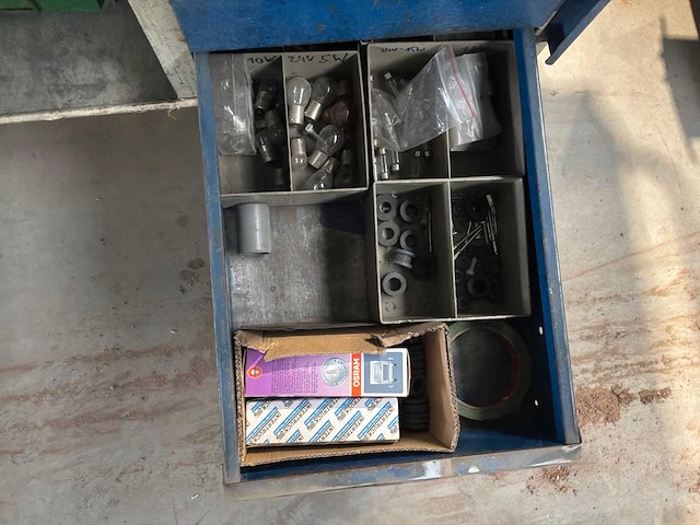 Gereedschapswagen met inhoud - afbeelding 8 van  9