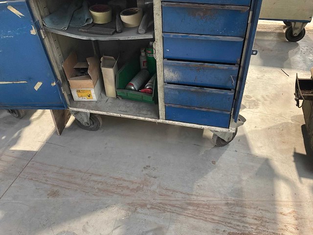 Gereedschapswagen met inhoud - afbeelding 9 van  9