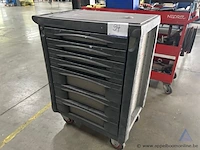 Gereedschapswagen op wielen met zes laden, gevuld met diverse handgereedschappen, bevestigingsmaterialen