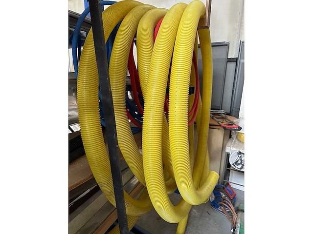 Geribte kokers en drainageresten - various contractor materials - afbeelding 1 van  1