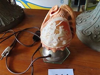 Gesculpteerde schelp gemonteerd als lamp - afbeelding 1 van  5