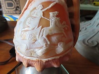 Gesculpteerde schelp gemonteerd als lamp - afbeelding 2 van  5