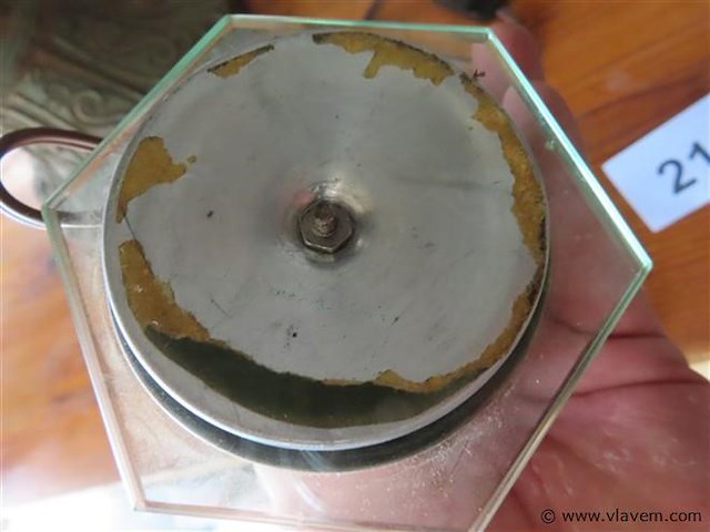 Gesculpteerde schelp gemonteerd als lamp - afbeelding 4 van  5
