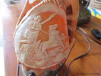 Gesculpteerde schelp gemonteerd als lamp - afbeelding 5 van  5