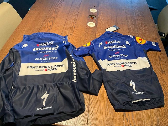 Gesigneerd wielershirt the wolfpack maes - afbeelding 8 van  8