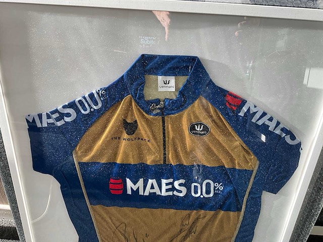 Gesigneerd wielershirt the wolfpack maes - afbeelding 2 van  4