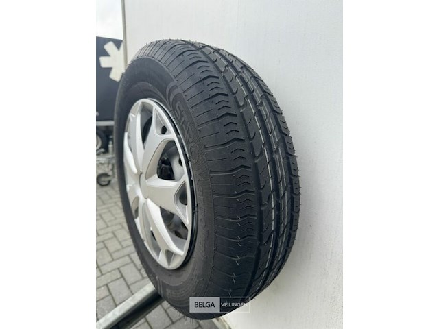 Gesloten aanhangwagen hapert met verlaagde oprijklep - afbeelding 3 van  25