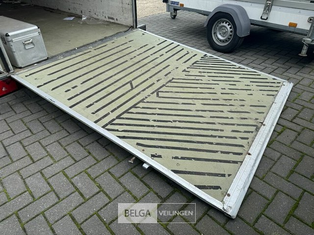 Gesloten aanhangwagen hapert met verlaagde oprijklep - afbeelding 11 van  25