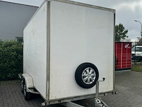 Gesloten aanhangwagen hapert met verlaagde oprijklep - afbeelding 21 van  25