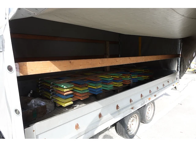 Gesloten kipaanhangwagen saris - afbeelding 4 van  15