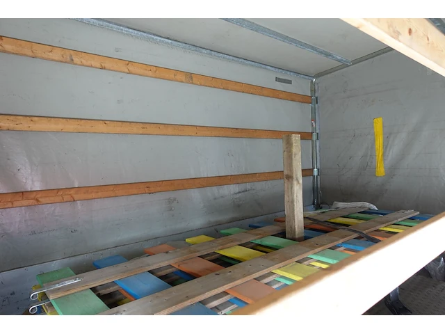 Gesloten kipaanhangwagen saris - afbeelding 7 van  15