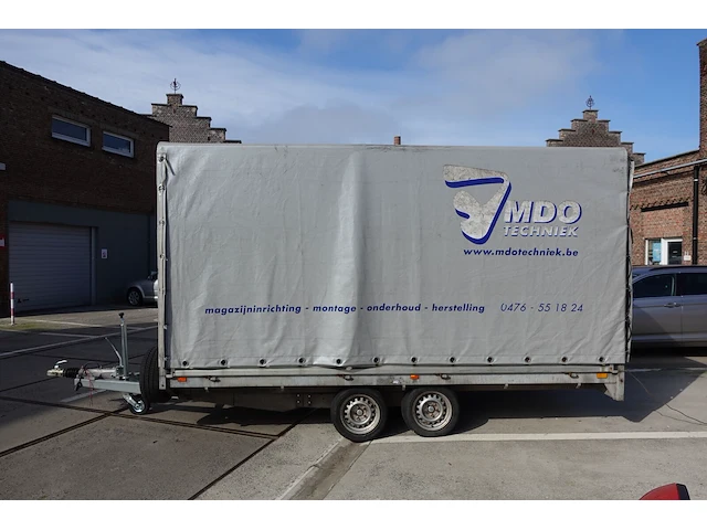 Gesloten kipaanhangwagen saris - afbeelding 1 van  15