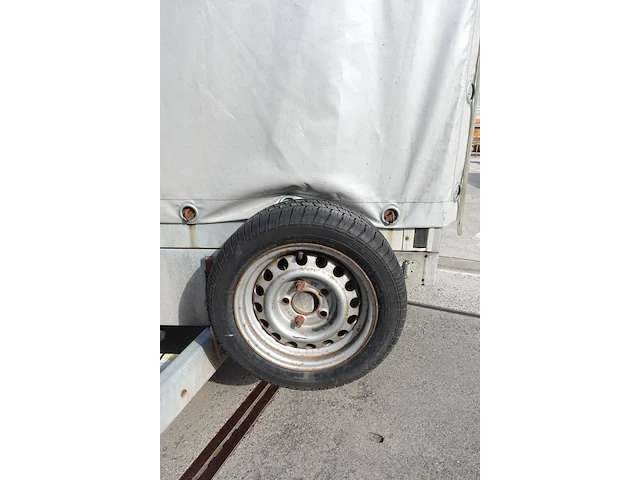 Gesloten kipaanhangwagen saris - afbeelding 12 van  15