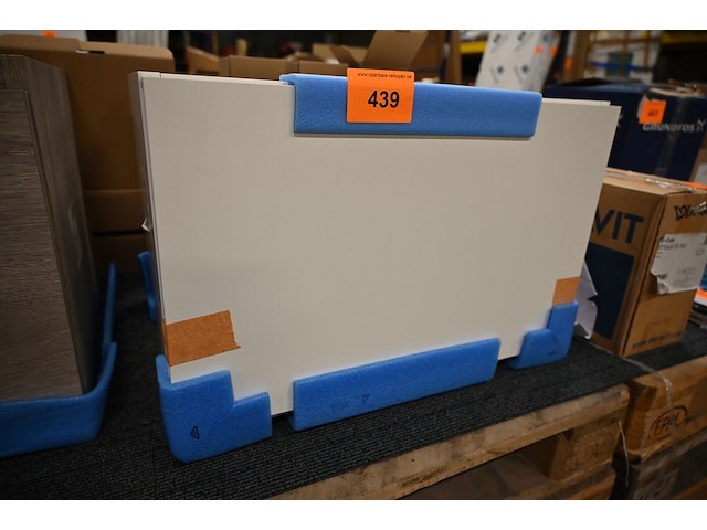 Gesloten witte kast met lade - afbeelding 1 van  2