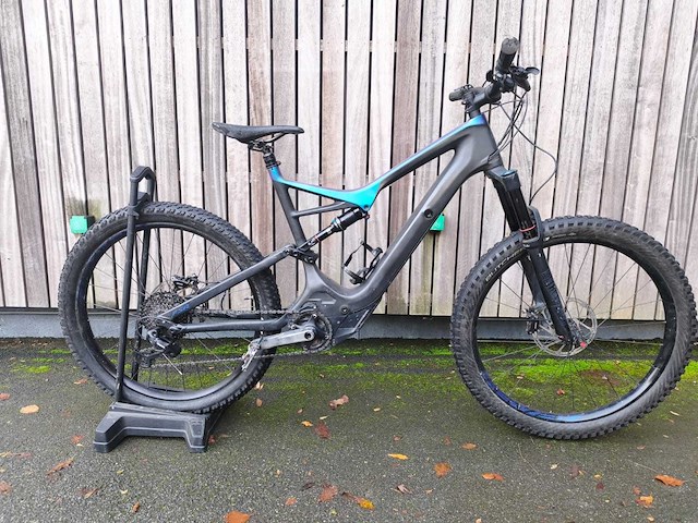 Gespecialiseerde carbon e-mountainbike - afbeelding 1 van  9