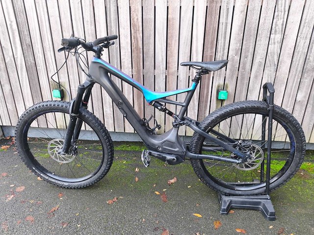 Gespecialiseerde carbon e-mountainbike - afbeelding 2 van  9