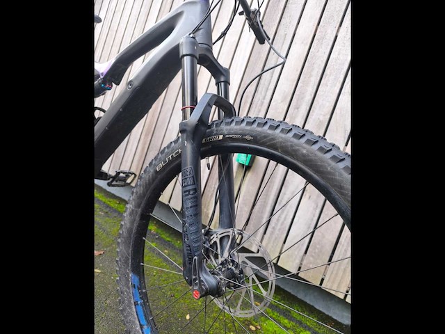 Gespecialiseerde carbon e-mountainbike - afbeelding 3 van  9